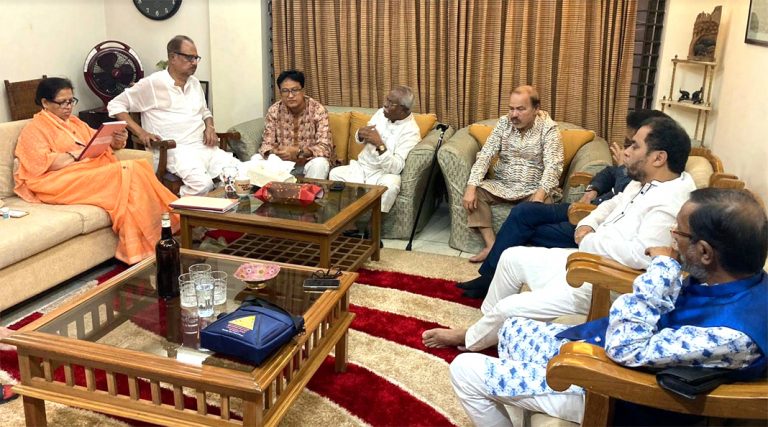 সভায় নির্বাচন কমিশন কর্তৃক আনুষ্ঠানিক বা অনানুষ্ঠানিক আলোচনার প্রস্তাবকে নাকচ করে সর্বসম্মতিক্রমে সিদ্ধান্ত গ্রহণ করা হয়￼