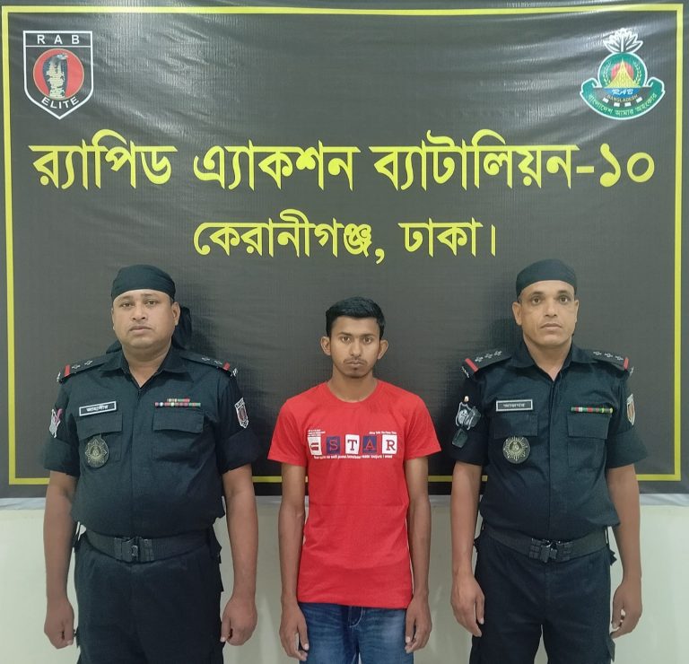 ঢাকার দক্ষিণ কেরাণীগঞ্জ এলাকা হতে গণধর্ষণ মামলার এজাহারভুক্ত পলাতক আসামী ইমন মোল্লা @ পাইটু’কে গ্রেফতার করেছে র‌্যাব-১০।