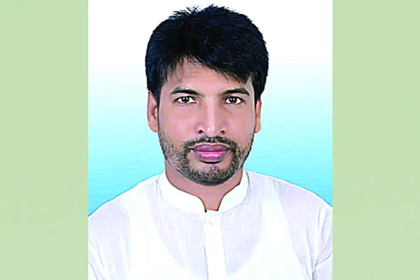 কুমিল্লায় দাউদকান্দির গৌরিপুর বাজারে এক যুবলীগ নেতাকে গুলি করে হত্যার ঘটনা ঘটেছে।