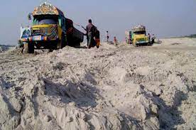 ধামরাইয়ে বংশী নদী থেকে ভেকু দিয়ে বালু লুট : প্রশাসন  নির্বিকার