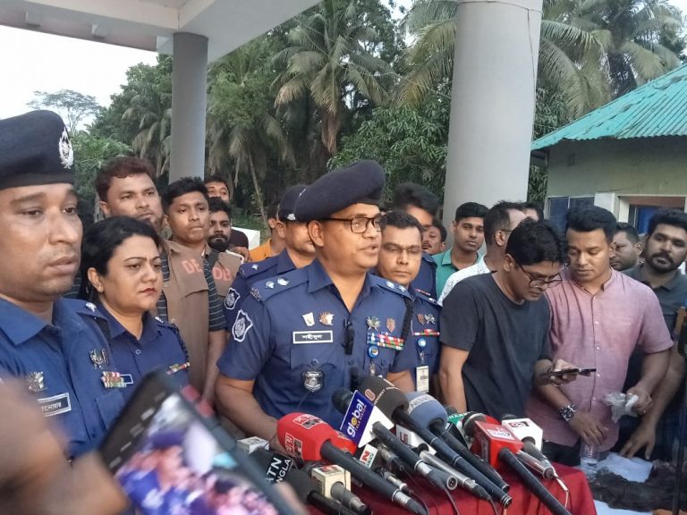 রং নম্বরে পরিচয়পরকীয়ার জেরে প্রবাসীর হাতে মা-মেয়ে খুন: পুলিশ
