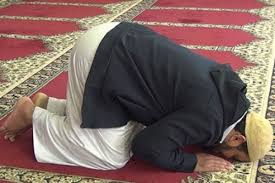 সালাতে ফুঁ দেওয়া মাকরূহ