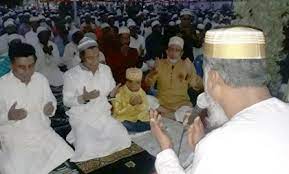 মুসল্লীদের অসন্তুষ্টিতে যদি কেউ ইমামত করে