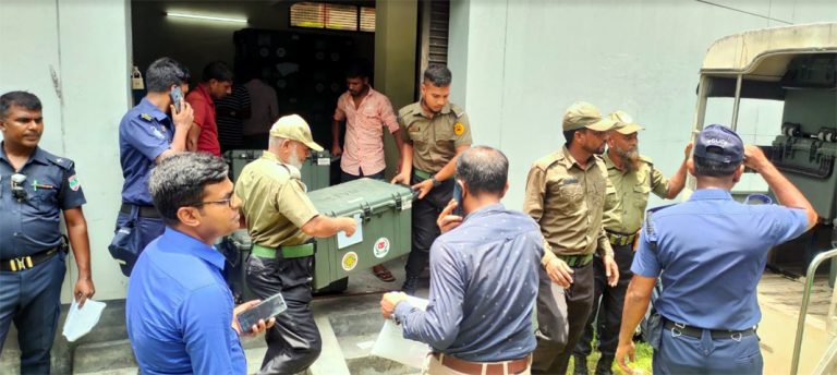কেন্দ্রে পৌঁছাচ্ছে ইভিএমসহ ভোটের সরঞ্জাম : কাল বেনাপোল পৌরসভা নির্বাচন