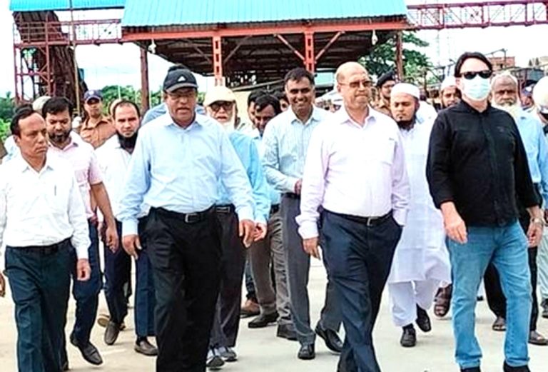 লাকসাম  রেলস্টেশন পরিদর্শন করেছেন বাংলাদেশ রেলওয়ে রেলপথ মন্ত্রণালয়ের সচিব হুমায়ুন কবির