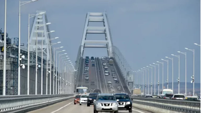 ক্রিমিয়ান ব্রিজে বিস্ফোরণ, নিহত ২