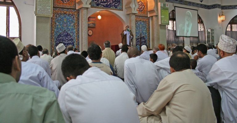 তাড়াতাড়ি জুমু‘আর নামাযে হাযির হওয়া