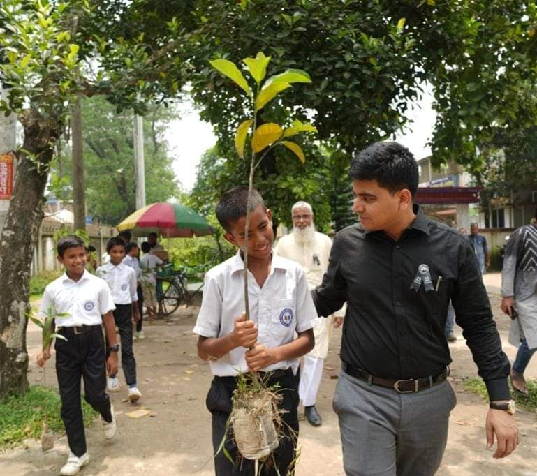 পলাশ উপজেলা প্রশাসনের উদ‍্যেগে বিনামুল্যে বিশ হাজার  চারা বিতরন