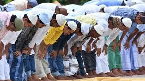 নামাজে চুল কাপড় ঠিক না করা 