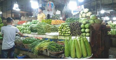 সরকার নির্ধারিত ৪ পণ্যের দাম কমেনি, খাবারের দাম নিয়ন্ত্রণের বাইরে।