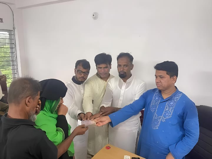 তিতাসে বিদ্যুৎপৃষ্ট হয়ে নিহত আরিফ পরিবারকে ১ লাখ টাকা সহায়তা প্রদান করেন জেলা পরিষদের সদস্য মুহাম্মদ দেলোয়ার হোসেন পলাশ 