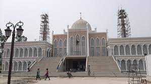 মসজিদে খাম্বার মাজখানে দাড়ানো মাকরুহ
