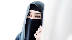 পর্দার হুকুম নাজিলে মহিলার পর্দার ঘটনা