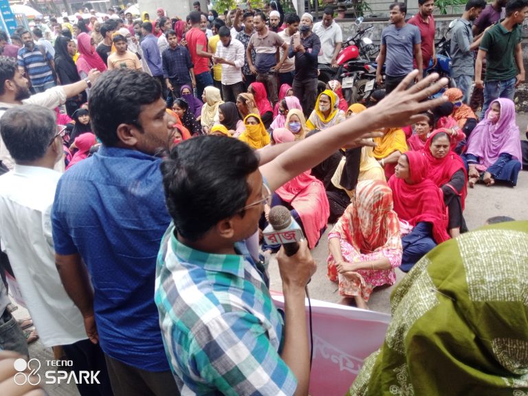 বকেয়া পরিশোধের দাবিতে শ্রম ভবন ঘেরাও 