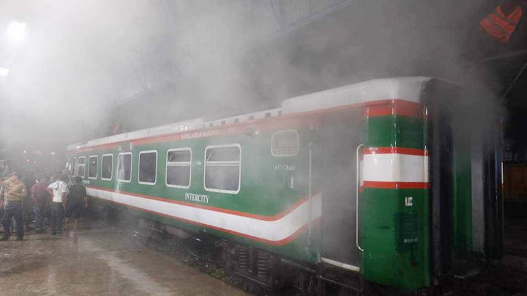 সিলেটে উপবন এক্সপ্রেস ট্রেনে আগুন