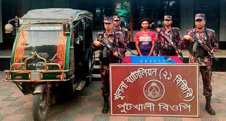 বেনাপোল পুটখালী সীমান্ত থেকে ১৮পিস স্বর্ণের বারসহ পাচারকারী আটক