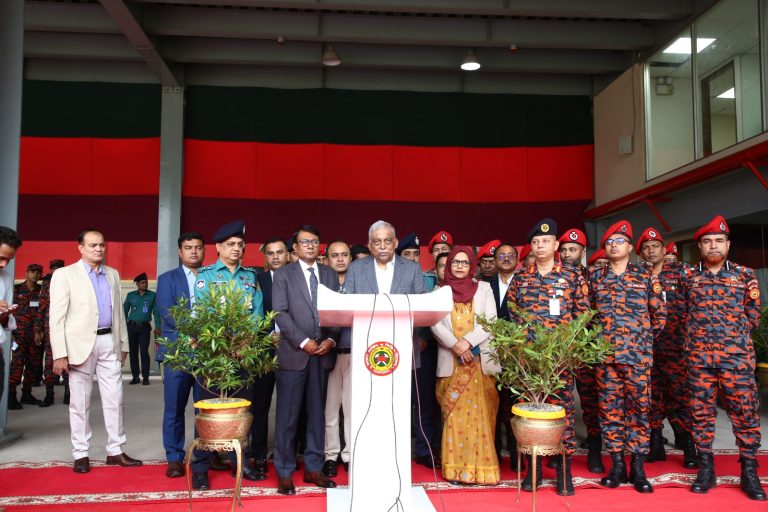 মহিলা ফায়ারফাইটার ১ম ব্যাচের ট্রেনিং ভিজিট ও ফটোসেশনে অংশ নিলেন স্বরাষ্ট্রমন্ত্রী￼