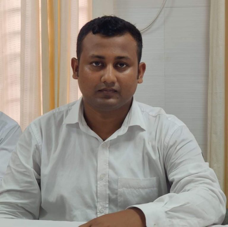 সরকারি চাকরি পেয়ে ভুলে গেলেন ১০ বছরের প্রেম,৪ বছরের সংসার, স্ত্রীকে দিলেন তালাক।