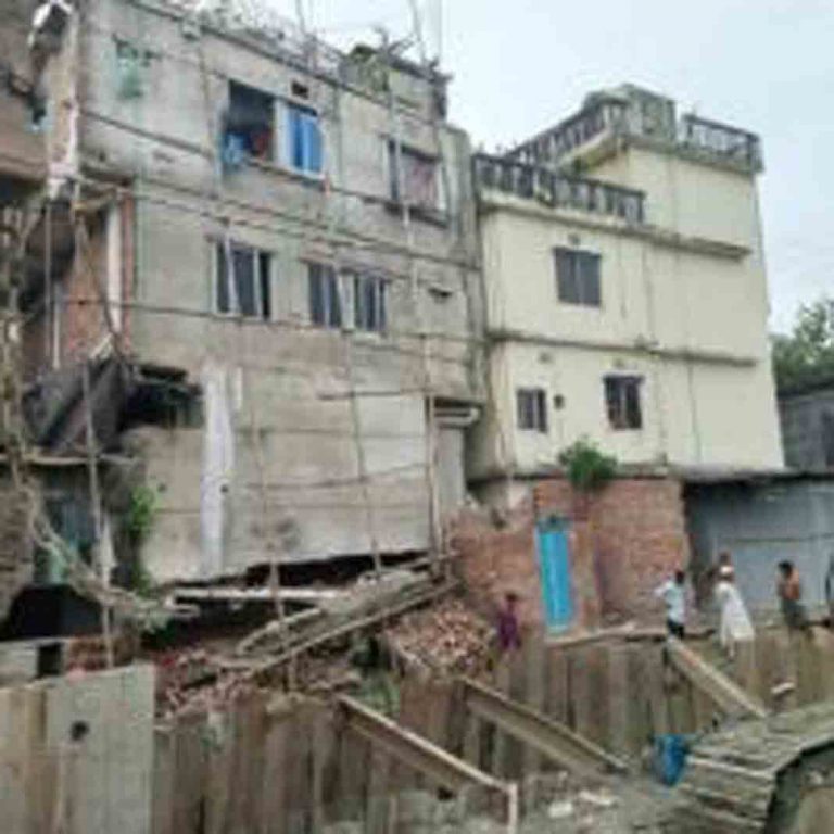 খাল খুঁড়তে গিয়ে হেলে পড়ল ৩ তলা ভবন