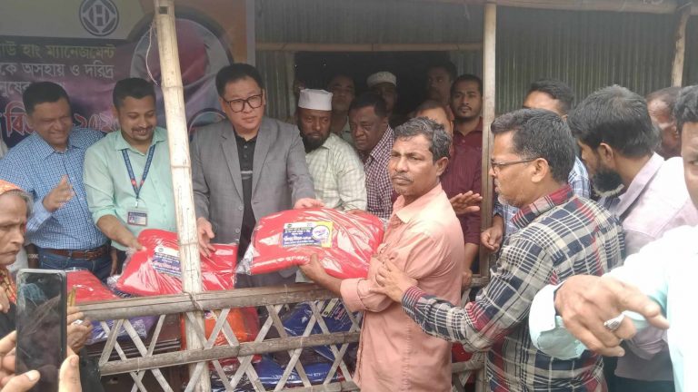 দ: হালিশহরে ৩শত অসহায় মানুষ কে শীত বস্ত্র বিতরণ করলো বাংলাদেশ পাউ হাং ম্যানেজম্যান্ট