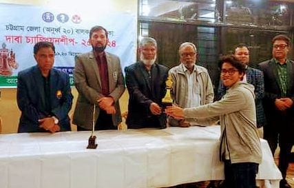 চট্টগ্রামে ইয়ূথ দাবায় বালক বিভাগে  হায়াত ও বালিকা বিভাগে প্রিমা চ্যাম্পিয়ন হয়েছে