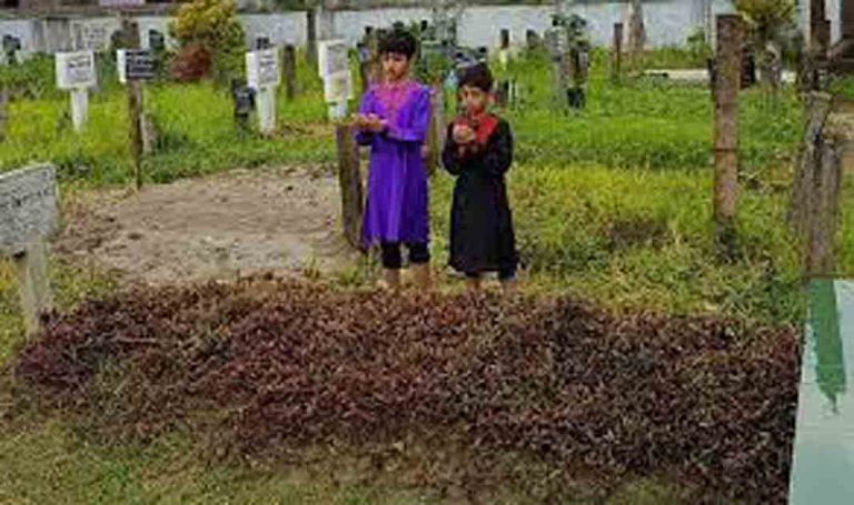 প্রিয়জনদের কবরের কাছে যাবেন, প্রতিদিন বা সপ্তাহে একবার, আর না পারলে অন্তত মাসে একবার হলেও যাওয়া উচিত