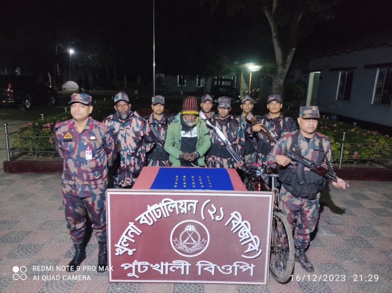 বেনাপোল সীমান্তে ২০পিস স্বর্ণেরবারসহ পাচারকারী আটক