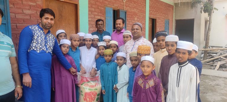 তিতাসে মানবিক কাজে ফ্রেন্ডস ক্লাবের রাশেদ জামান 