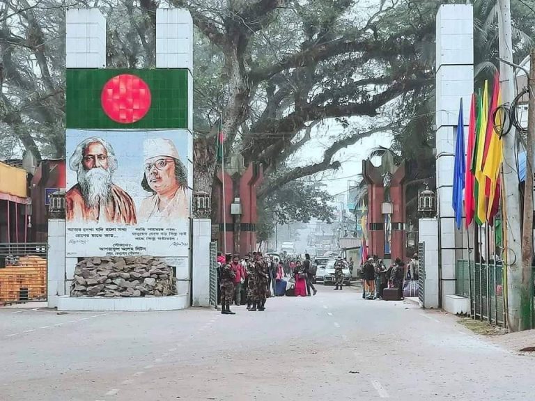 বড়দিন উপলক্ষে সোমবার বেনাপোল-পেট্রাপোল বন্দরে আমদানি-রফতানি বানিজ‍্য বন্ধ 