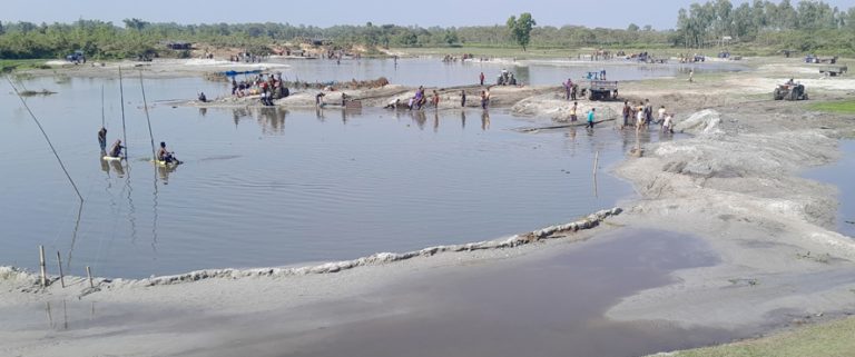 পাথর উত্তোলনকারীদের দখলে ডাহুক নদী  বিকল্প পদ্ধতিতে চলছে পাথর উত্তোলন