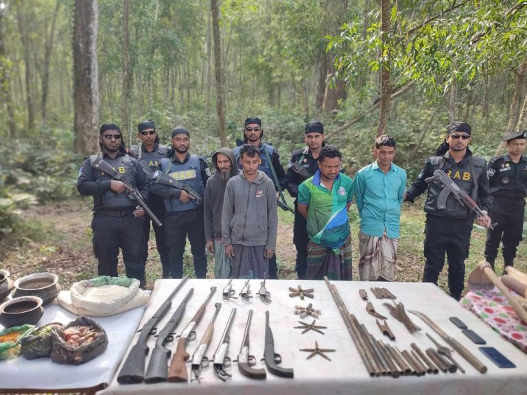 ইদগড়ের গহীন পাহাড়ে র‌্যাবের অভিযানে  বিপুল অস্ত্র, গোলাবারুদ সহ আটক ৪