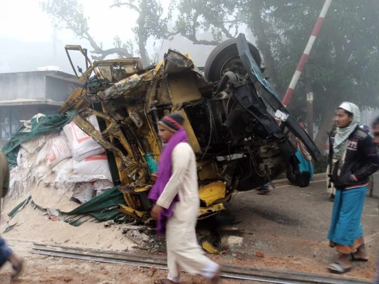যশোরে ট্রেনের ধাক্কায় প্রাণ গেল ট্রাক চালক-হেলপারের