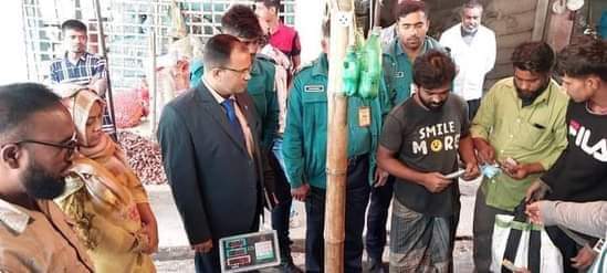 ভোক্তা অধিদপ্তর দৌলতপুরে  অভিযান             