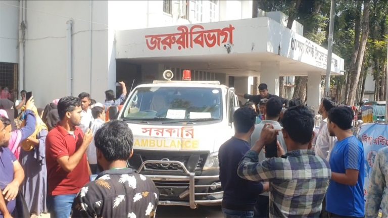 কুমিল্লায় ভূমিকম্পের আতঙ্কে পদদলিত হয়ে শতাধিক গার্মেন্টস শ্রমিক আহত