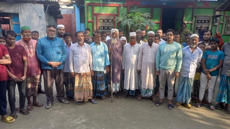 লালমাইয়ে মাদক সম্রাজ্ঞী পেয়ারাকে গাঁজাসহ পুলিশে সোপর্দ দৃষ্টান্তমূলক শাস্তির দাবিতে প্রতিবাদ সভা