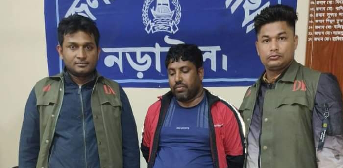 নড়াইলে ডিবি পুলিশের অভিযান ফেন্সিডিল নগদ টাকাসহ  বাস ড্রাইভার  গ্রেফতার
