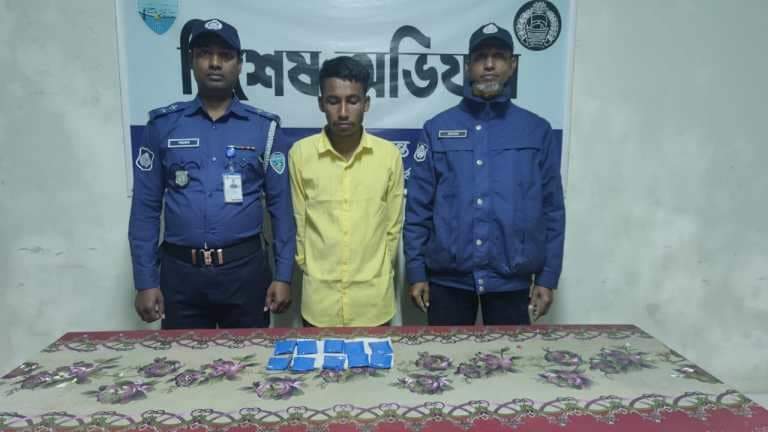 নাইক্ষ‌্যংছড়ি’র ঘুমধুমে ইয়াবা সহ যুবক আটক: পাচারকাজে ব্যবহৃত নোহা গাড়ি জব্দ