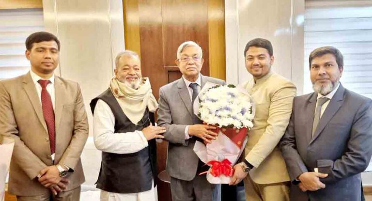 ভূমি মন্ত্রীর সাথে মাতৃভূমি গ্রুপের ব্যবস্থাপনা পরিচালকের শুভেচ্ছা বিনিময়