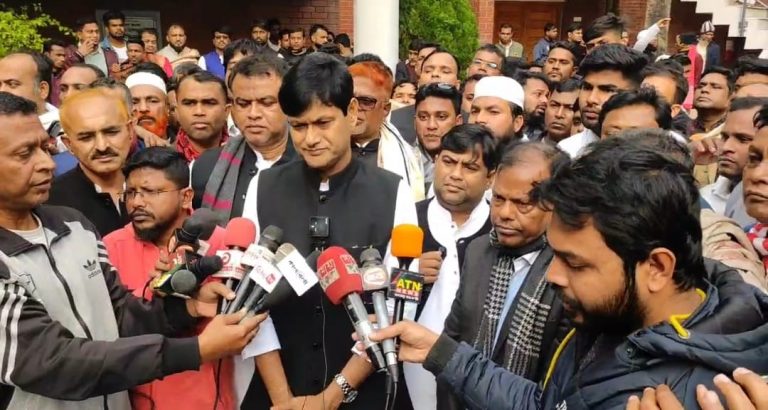 বঙ্গবন্ধুর সমাধিতে পুস্পস্তবক অর্পণ করলেন ঢাকা ১৯ আসনের সাংসদ মুহাম্মদ সাইফুল ইসলাম