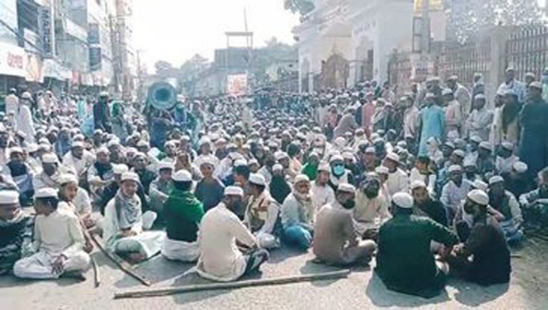 পটিয়া কওমী মাদ্রাসায় ফের উত্তপ্ত সড়ক অবরোধ আহত-২০