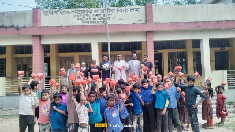 দুধপাতিল সরকারি প্রাথমিক বিদ্যালয়ে একুশে ফেব্রুয়ারি উপলক্ষে খেলাধুলা না থাকায় ক্ষুব্ধ অভিভাবকগণ