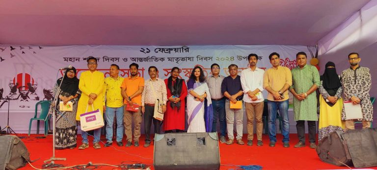 ২১ফেব্রুয়ারি মহান শহিদ দিবস ও আন্তর্জাতিক মাতৃভাষা দিবস উপলক্ষে বইমেলায় কবিদের স্বরচিত কবিতা পাঠ