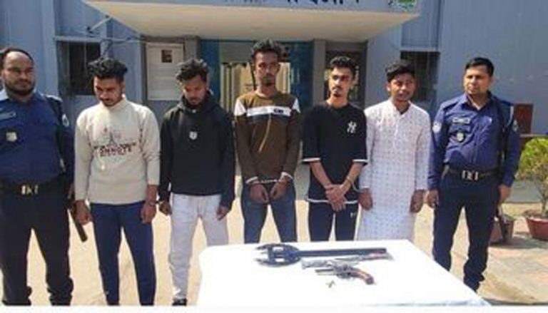 পাবনায় একটি বিদেশি রিভালবার সহ ৫ যুবক গ্রেফতার