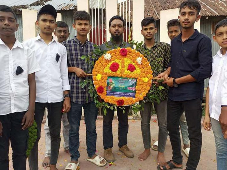 শহীদদের শ্রদ্ধাঞ্জলির নামে জুতা পায় অবমাননা