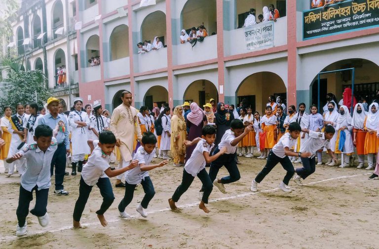 দক্ষিণ হালিশহর উচ্চ বিদ্যালয়ের বার্ষিক ক্রীড়া প্রতিযোগিতা শুরু হয়েছে
