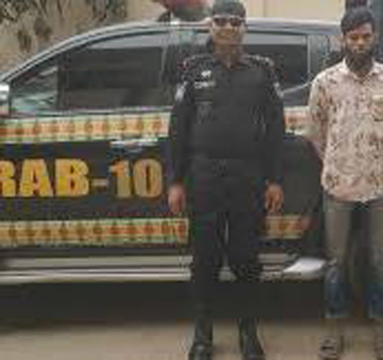 আগ্নেয়াস্ত্র সহ অবৈধ অস্ত্রধারী সন্ত্রাসী মানিক মোল্লা বেকায়দা মানিককে গ্রেফতার করেছে ‌র‌্যাব-১০