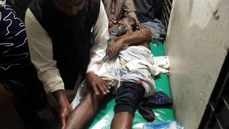 পটুয়াখালীর মহিপুরে ইউপি চেয়ারম্যান আনসার মোল্লাকে হাতুরি পেটা গুরুতর আহত