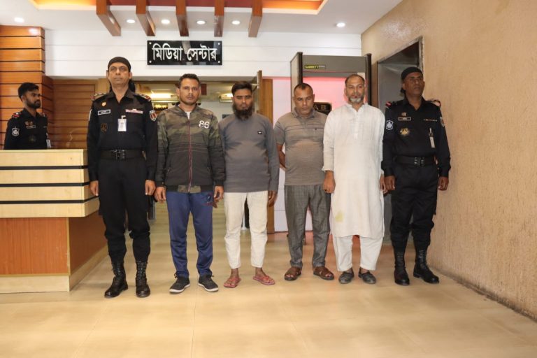 প্রাইভেটকারে যাত্রী সেজে মামা পার্টির মূলহোতা শাহীন সহ গ্রেফতার ৫