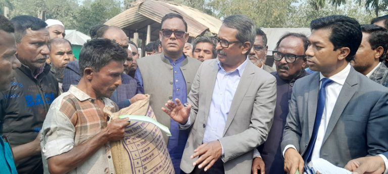 পঞ্চগড়ের তেঁতুলিয়ায় আগুনে পুড়ে নিঃস্ব হওয়া  পরিবারের পাশে এমপি নাঈমুজ্জামান ভূঁইয়া￼