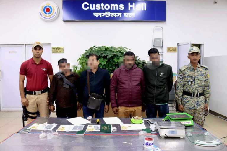 শাহজালালে ২ কেজি ১০৪ গ্রাম স্বর্ণ সহ ৪ যাত্রী আটক